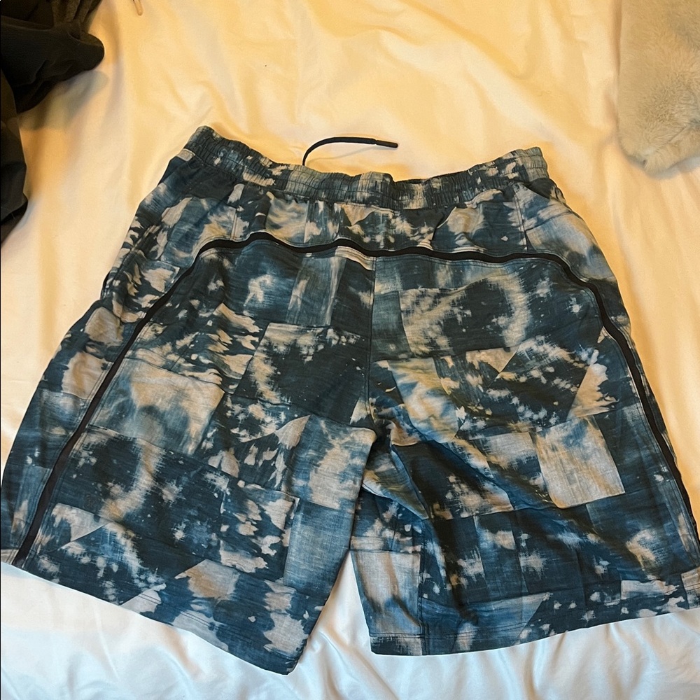 lululemon athletica Blue Patterned Men's Athletic Shorts - Picture 2 of 4